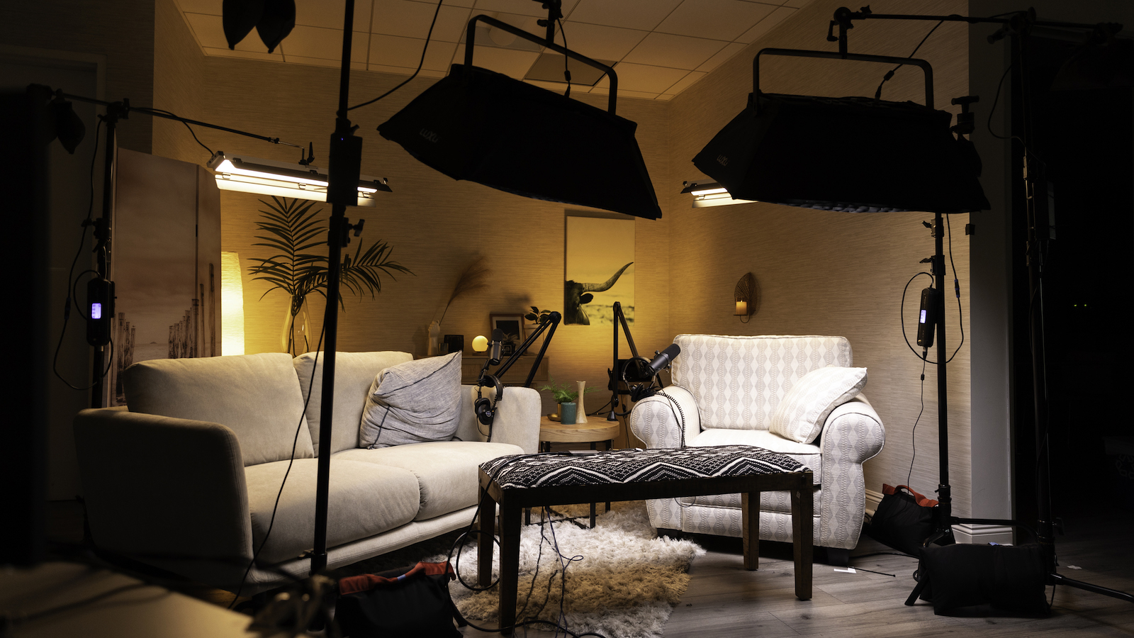video-lighting-for-youtube-or-podcast-sets-feature-main-01